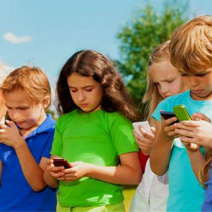بررسی تأثیرات مثبت و منفی موبایل بر کودکان و نوجوانان